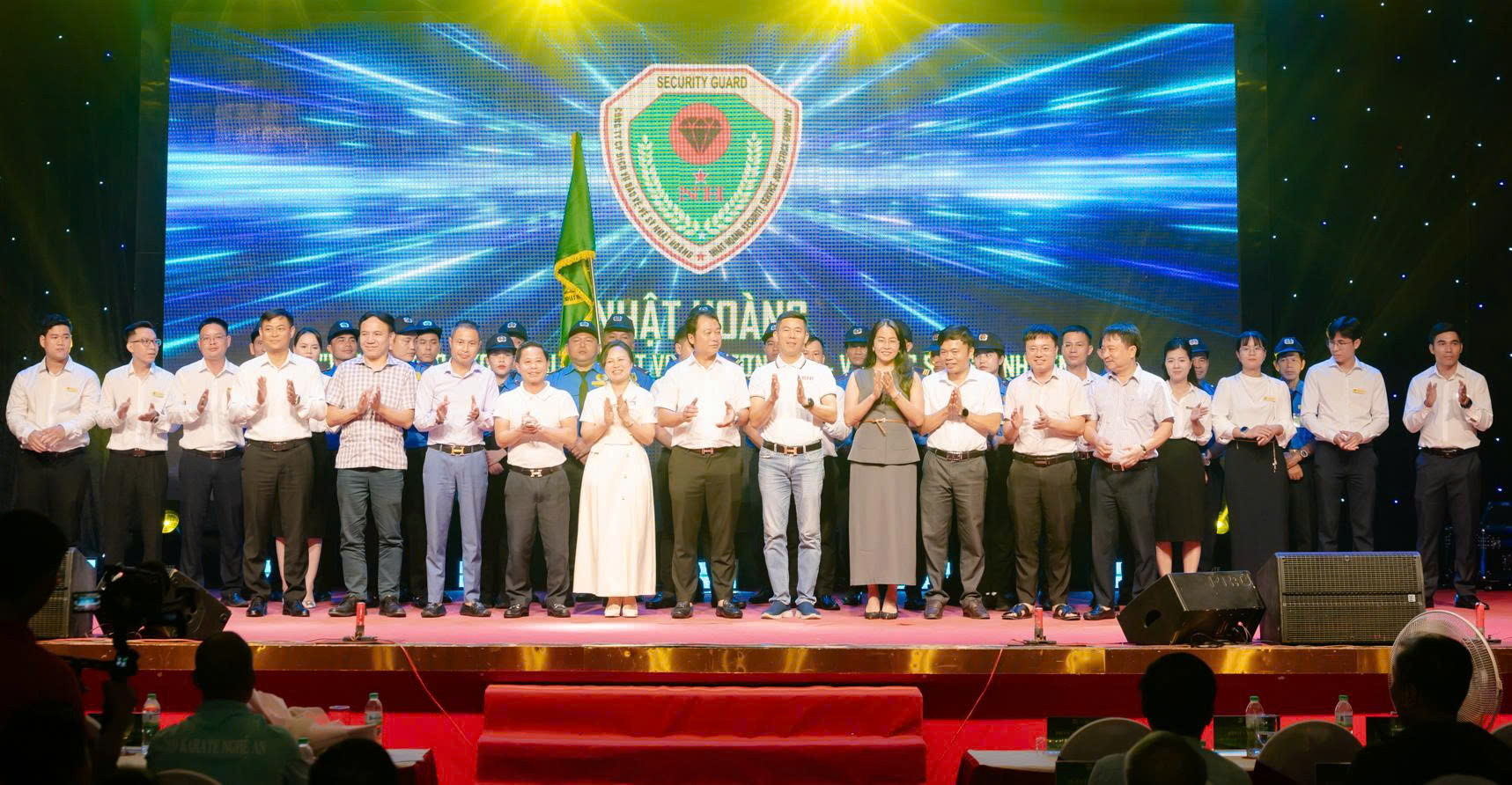 đại biểu lên chụp ảnh kỉ niệm