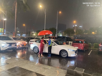 Cảm động hình ảnh nhân viên bảo vệ che ô cho khách tại siêu thị Go! Quy Nhơn