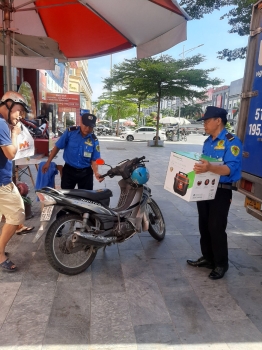 Nhân viên bảo vệ hỗ trợ hàng hoá lên xe