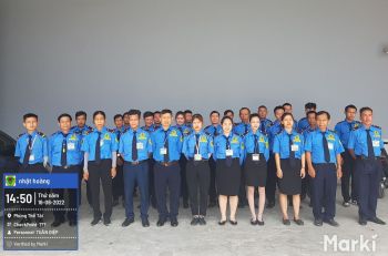 Bảo vệ hỗ trợ khách hàng ra vào TTTM